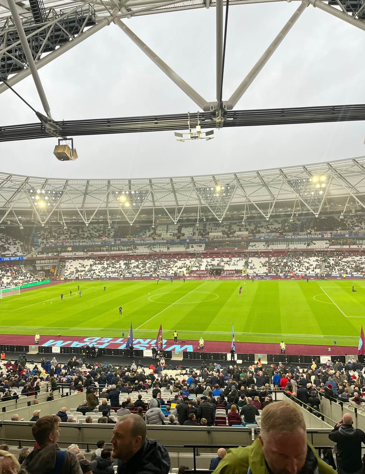 Billede af mig der står på et stadion i London